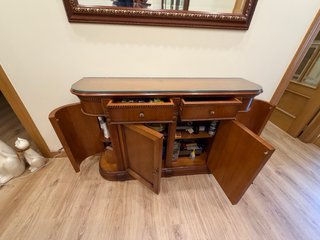 Aparador de madera con tapa de cristal