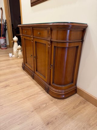 Aparador de madera con tapa de cristal