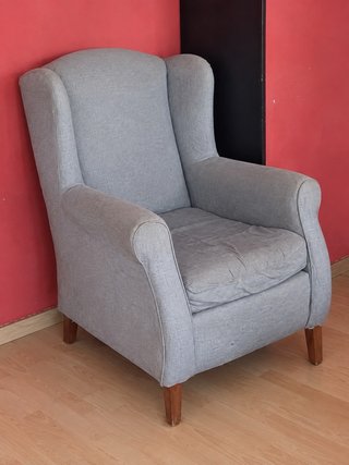 Butaca orejera de tela gris