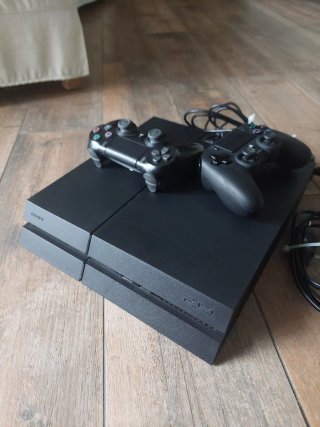PS4 Fat 500GB Bundle + 3 Giochi + 2 Pad