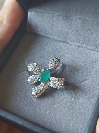 Colgante de plata con esmeralda