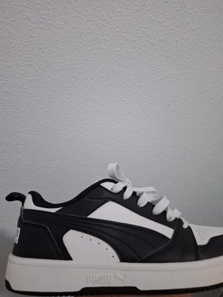 Zapatilla Puma Negra y Blanca