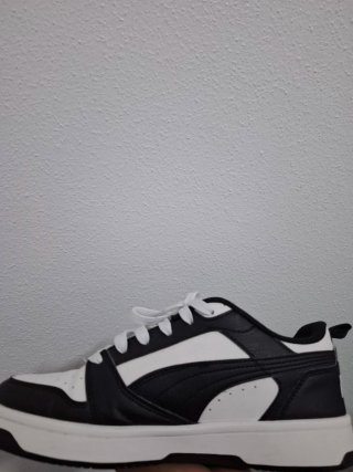 Zapatilla Puma Negra y Blanca