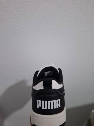 Zapatilla Puma Negra y Blanca