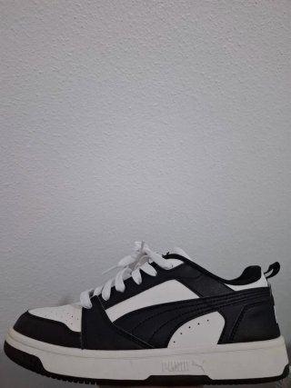 Zapatilla Puma Negra y Blanca