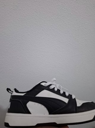Zapatilla Puma Negra y Blanca
