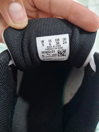 Zapatilla Puma Negra y Blanca
