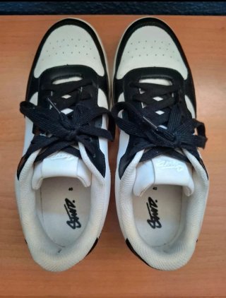 Zapatillas Pull&Bear blancas y negras.