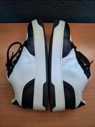 Zapatillas Pull&Bear blancas y negras.