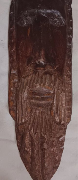 Máscara de madera antigua tallada