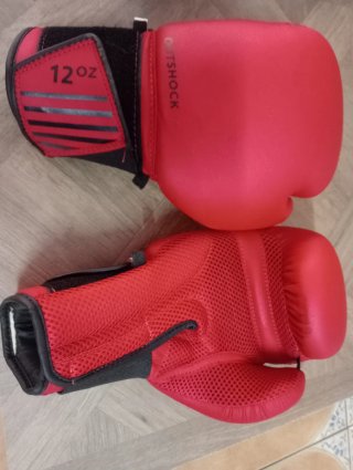 Saco de boxeo Outshock negro y guantes