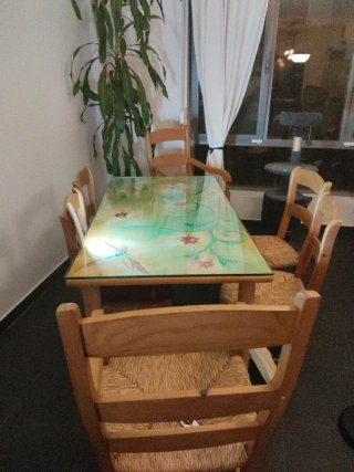 Mesa  Ikea pintada con 6 sillas de anea