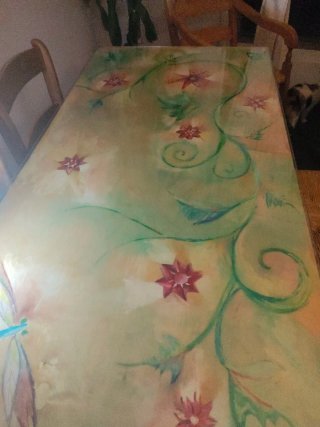 Mesa  Ikea pintada con 6 sillas de anea