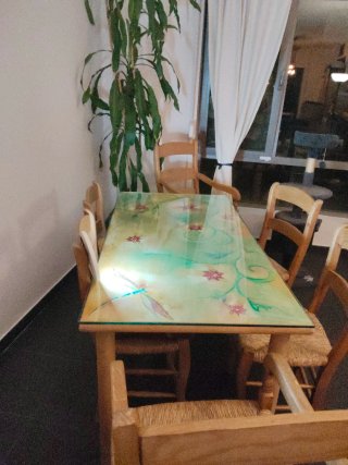 Mesa  Ikea pintada con 6 sillas de anea