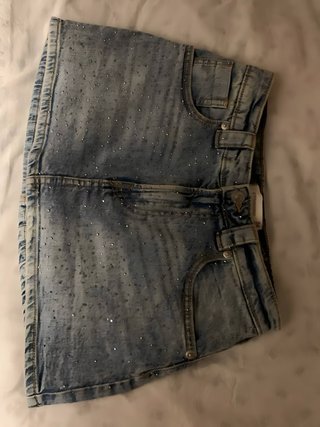 Falda vaquera mini Stradivarius con pedrería