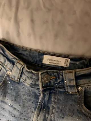 Falda vaquera mini Stradivarius con pedrería