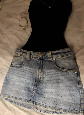 Falda vaquera mini Stradivarius con pedrería