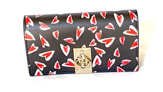 Borsetta nera con cuori rossi