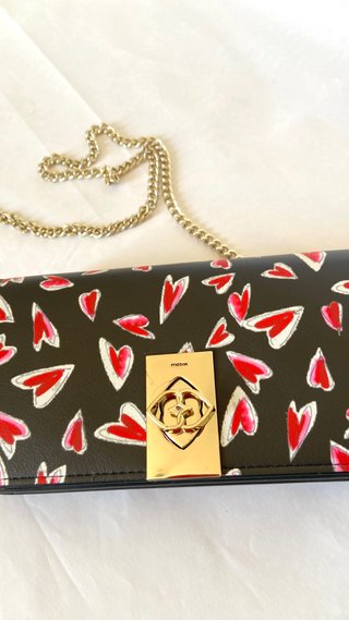 Borsetta nera con cuori rossi