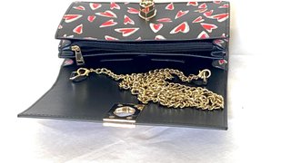 Borsetta nera con cuori rossi
