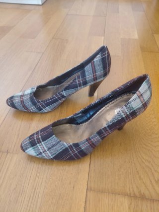 Zapatos de tacón de cuadros