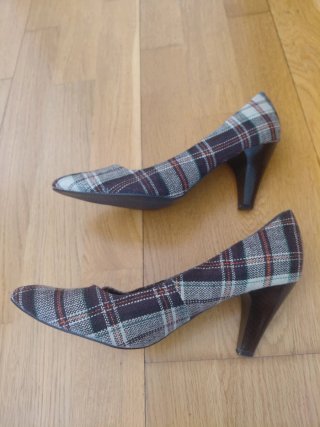 Zapatos de tacón de cuadros