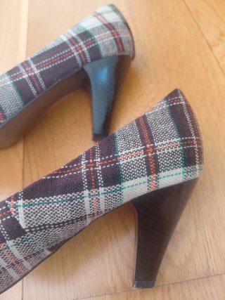 Zapatos de tacón de cuadros