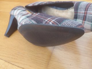 Zapatos de tacón de cuadros