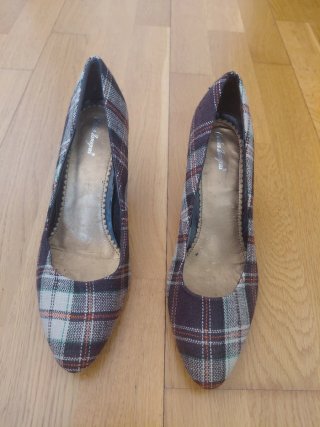 Zapatos de tacón de cuadros