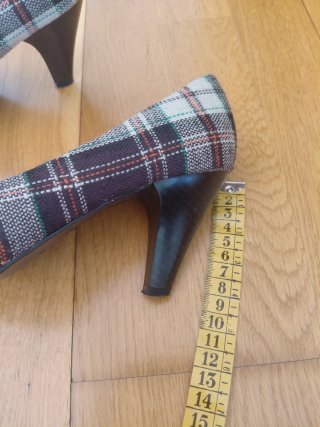 Zapatos de tacón de cuadros