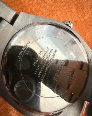 Reloj Guess plateado y dorado
