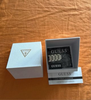 Reloj Guess plateado y dorado