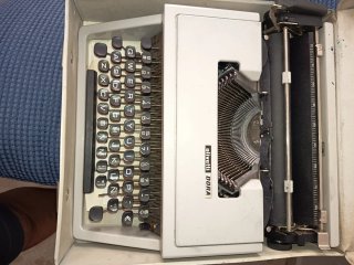 Máquina de escribir Olivetti Dora con maleta