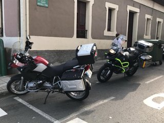 BMW Adventure Moto Roja y Plateada