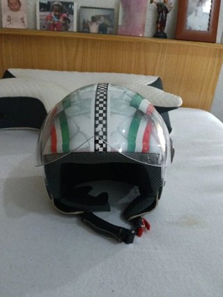 Casco de moto diseño italiano