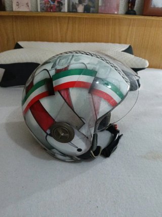 Casco de moto diseño italiano