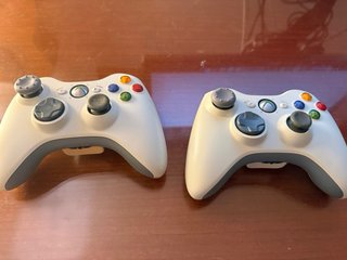Xbox 360 con juegos y mandos