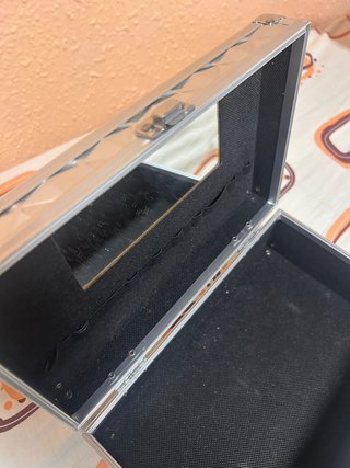 Joyero plateado con diseño geométrico