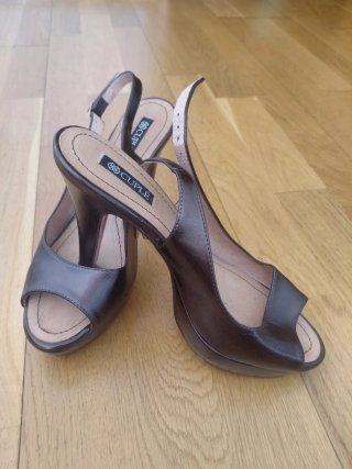 Sandalias Cuplé tacón negras y marrones
