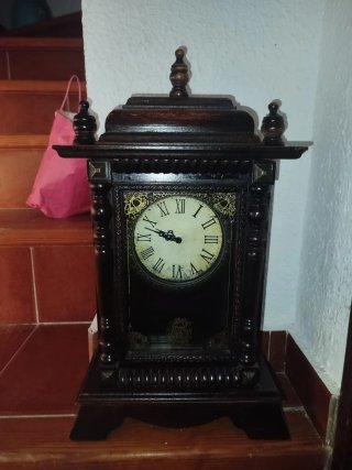 Reloj de mesa de madera antiguo