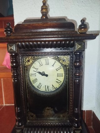 Reloj de mesa de madera antiguo