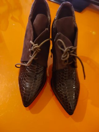 Elegantes botines símil piel. Cocodrilo.T.40