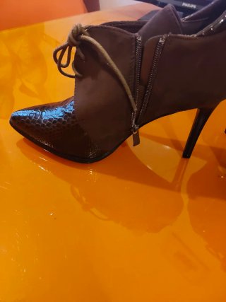Elegantes botines símil piel. Cocodrilo.T.40