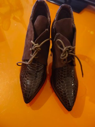 Elegantes botines símil piel. Cocodrilo.T.40