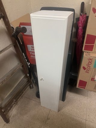 Mueble de baño blanco con puertas de cristal