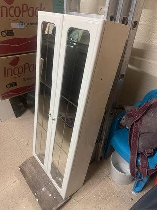 Mueble de baño blanco con puertas de cristal