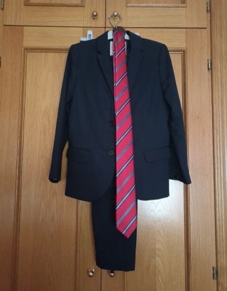 Traje de chaqueta Zara y corbata Tizas niño