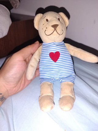 Osito de peluche con traje de rayas