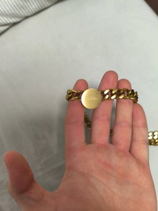 Cadena Guess Dorada con Medallón