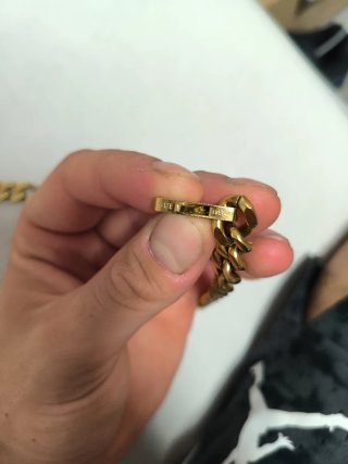 Cadena Guess Dorada con Medallón